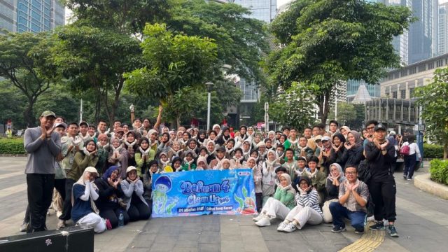 MAN 4 Jakarta Selatan Gelar Clean Up Day di Car Free Day Jakarta info care free day