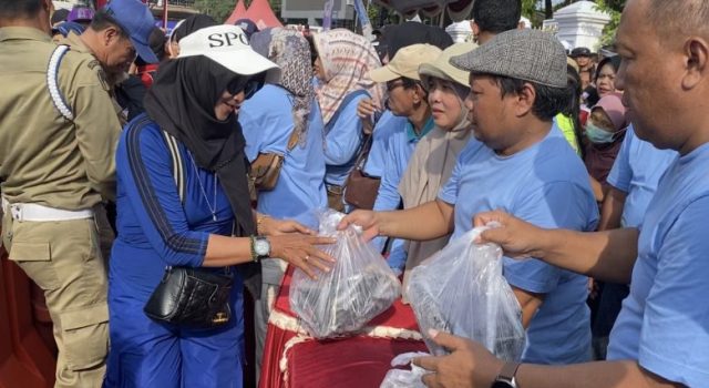 Pemkab Pati Bagikan Ribuan Paket Ikan Laut Gratis di CFD, Perkuat Gizi Warga Menuju Generasi Emas