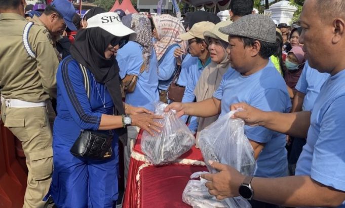 Pemkab Pati Bagikan Ribuan Paket Ikan Laut Gratis di CFD, Perkuat Gizi Warga Menuju Generasi Emas