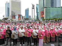 Wagub dan 1000 Lansia Peringati Hari Angklung Sedunia di CFD