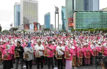 Wagub dan 1000 Lansia Peringati Hari Angklung Sedunia di CFD