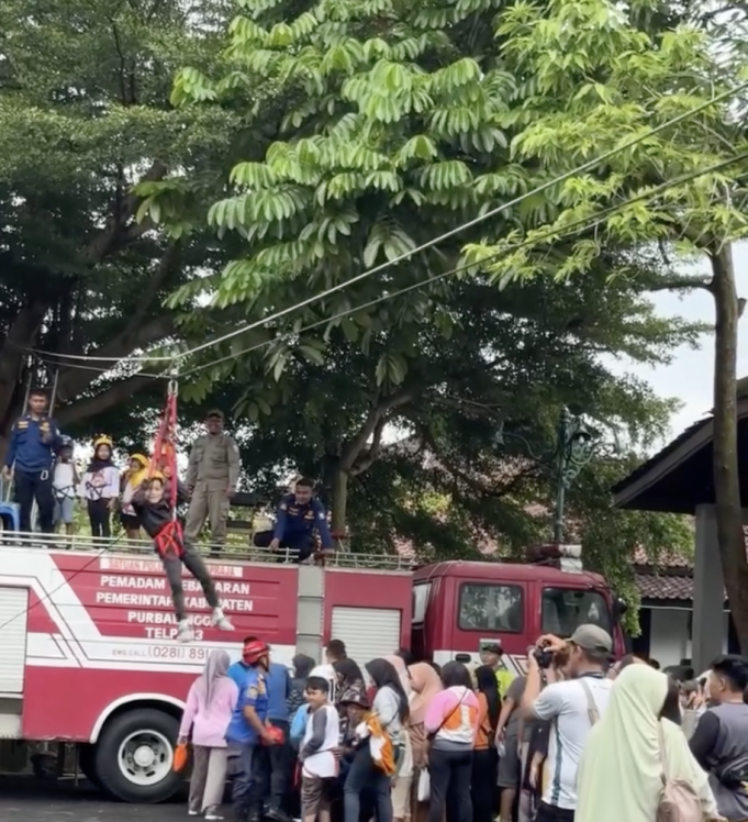 Diserbu Pengunjung, Flying Fox Damkar Purbalingga Ramaikan CFD