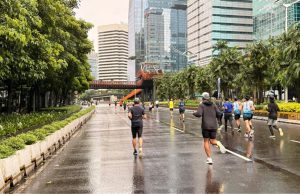 Hujan Deras Guyur CFD Jakarta, Warga Tetap Antusias Beraktivitas