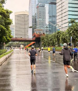 Hujan Deras Guyur CFD Jakarta, Warga Tetap Antusias Beraktivitas