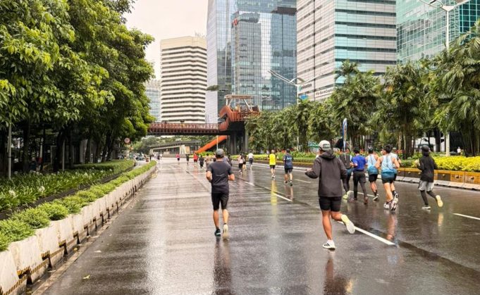 Hujan Deras Guyur CFD Jakarta, Warga Tetap Antusias Beraktivitas