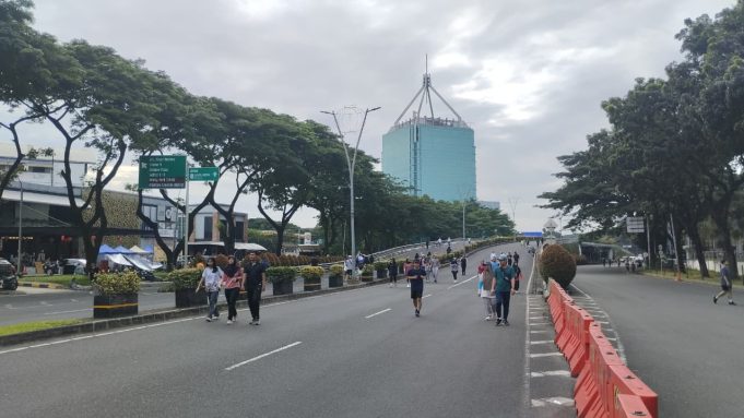 Cuaca Cerah, Warga Ramaikan CFD Bintaro Jaya